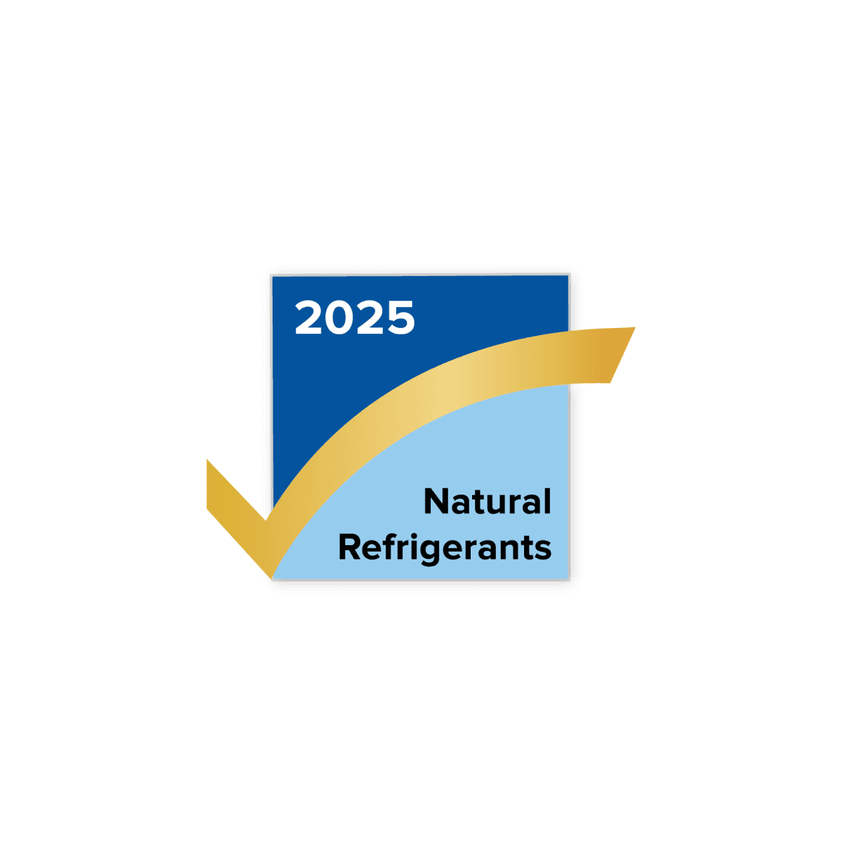 2025 feliratú kék badge, világoskék görbült résszel, „Natural Refrigerants” felirattal, arany ívelt sávval és bal alsó sarkon sárga pipaszimból.