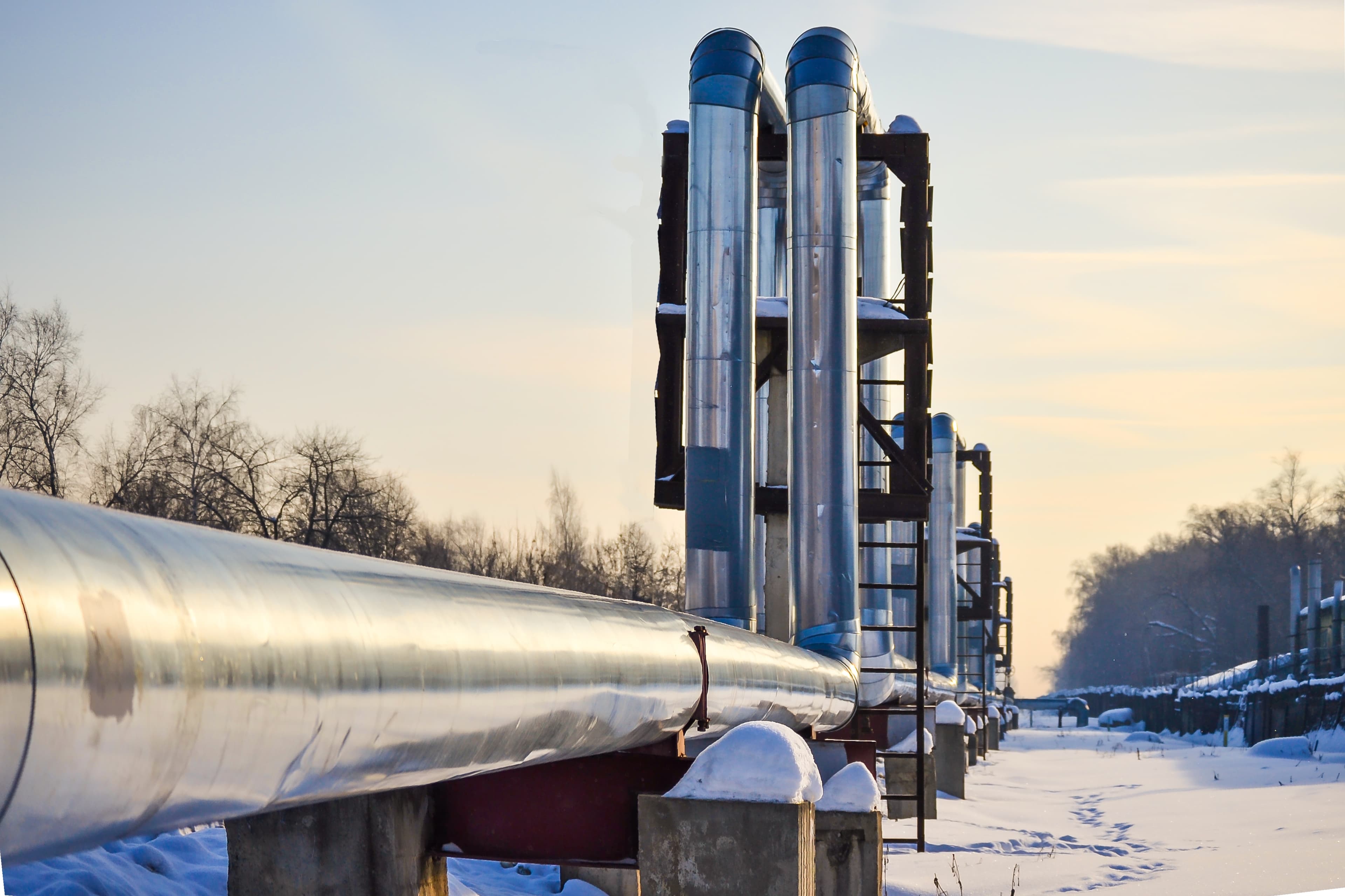 Overground heat pipes. Pipeline above ground, conducting heat for heating the city. Winter. Snow.
934643034