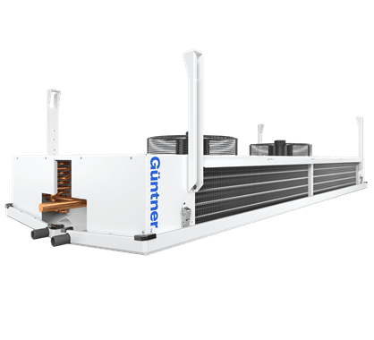 Unidad de refrigeración industrial alargada y blanca con ventiladores superiores, tubería de cobre a un extremo y el logotipo Guntner.