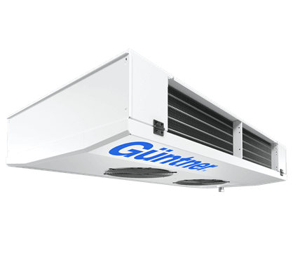 Unitate de climatizare suspendată albă, cu grilaj de ventilație lateral și logo albastru, pe fundal negru.