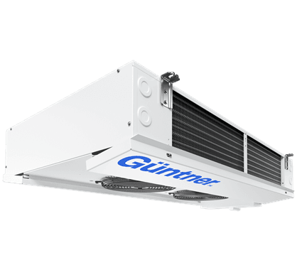 Unidad de climatización industrial blanca, montada en techo, con dos ventiladores visibles en la base y rejilla lateral; Güntner.
