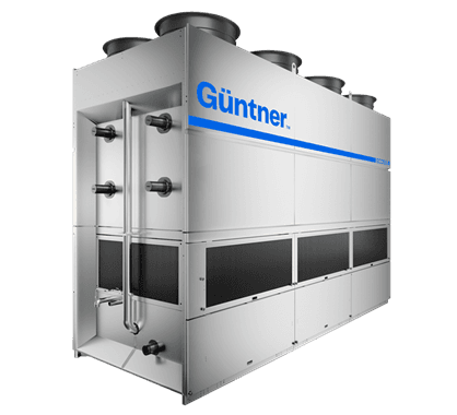 Unidade industrial de resfriamento (chiller) branca, com tubos e válvulas visíveis na lateral esquerda, várias ventoinhas no topo e logotipo azul Güntner.