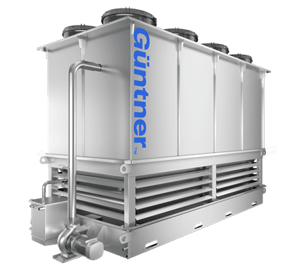 Unidade de resfriamento industrial metálica com três ventiladores no topo, painéis verticais e tubulação curva à esquerda, com logotipo azul na lateral.