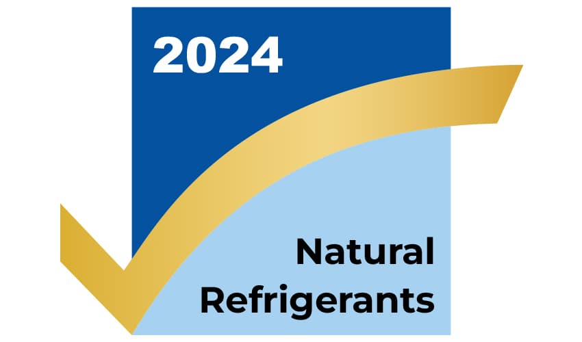 Logo: dunkelblaues Quadrat mit 2024, darunter hellblaues Feld mit 'Natural Refrigerants' in Schwarz, goldener geschwungener Streifen.