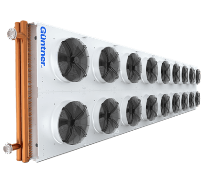 Ansamblu de răcire industrială cu numeroase ventilatoare aliniate pe o placă albă; conducte cupru în margine și etichetă Guntner vizibilă.