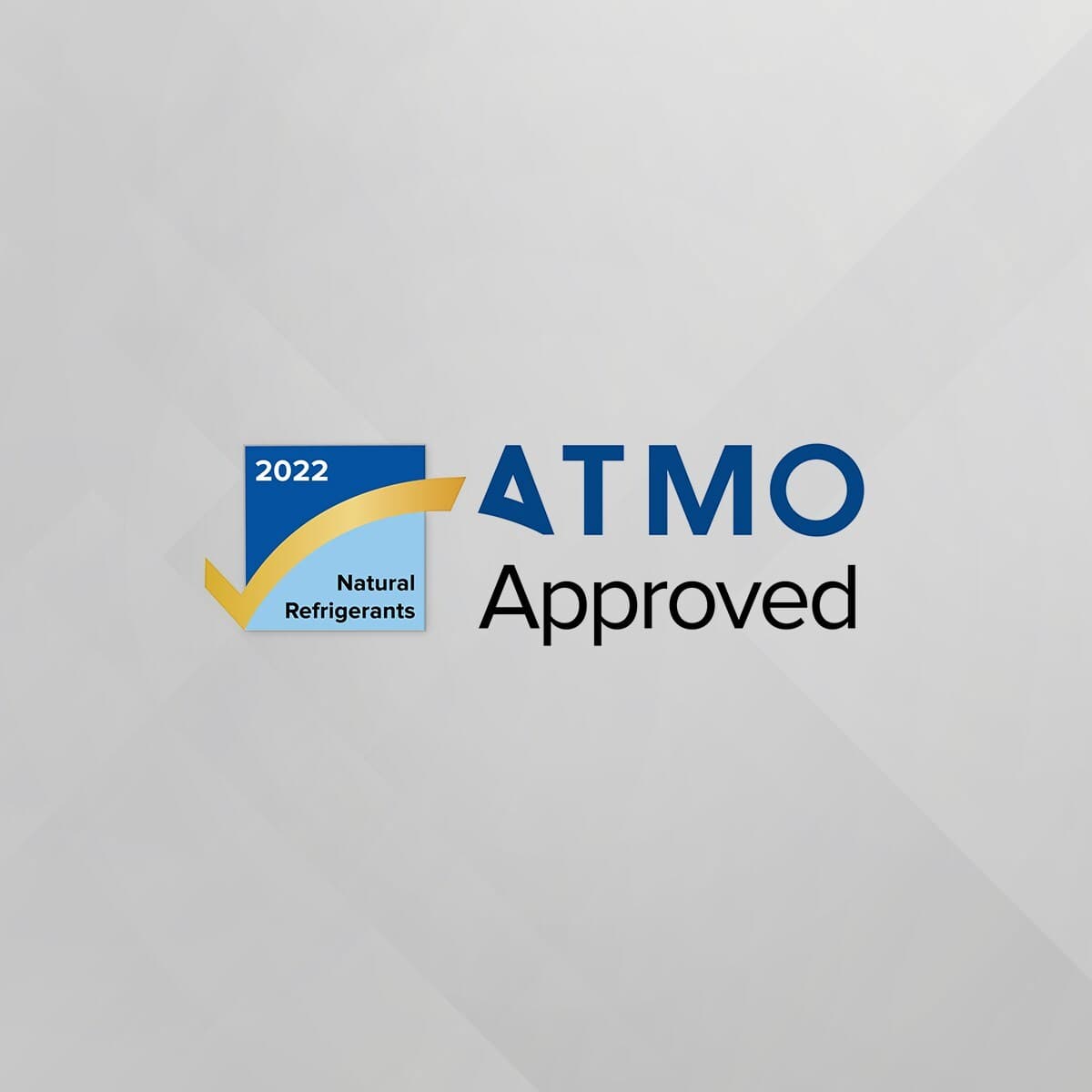 Logo ATMO Approved: „ATMO” albastru, „Approved” negru, emblemă albastră cu 2022 și „Natural Refrigerants”, săgeată galbenă curbată pe fond gri deschis.