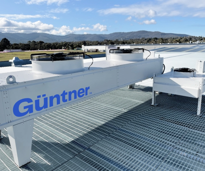 The image shows the Güntner FLAT COMPACT device. It features a white structure with black details and the Güntner logo in blue